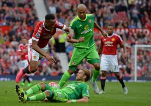 El To&ntilde;o Valencia (atr&aacute;s) tuvo una destacada actuaci&oacute;n en el encuentro ante el Sunderland. Foto: AFP