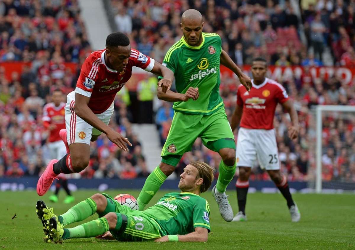 El To&ntilde;o Valencia (atr&aacute;s) tuvo una destacada actuaci&oacute;n en el encuentro ante el Sunderland. Foto: AFP