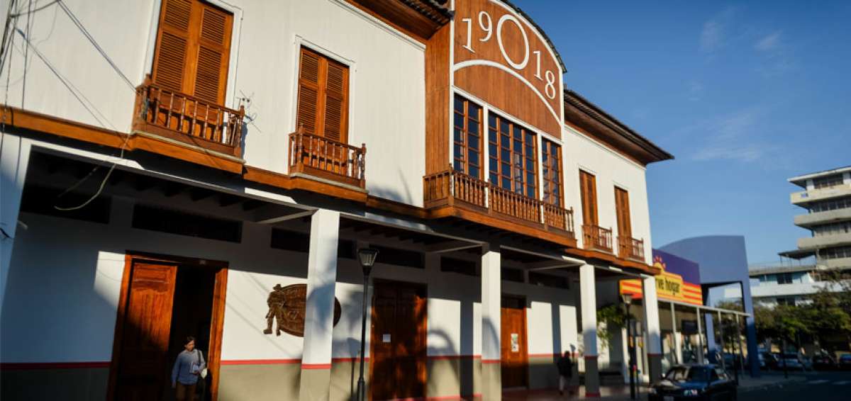 La &ldquo;Casa Az&uacute;a&rdquo;, tambi&eacute;n conocida como hotel Aragon&eacute;s, cumple hoy 100 a&ntilde;os desde su construcci&oacute;n. Actualmente funciona all&iacute; el Museo Canceb&iacute;.