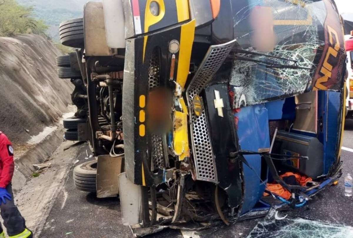 Un bus y un camión se accidentaron en Guayllabamba
