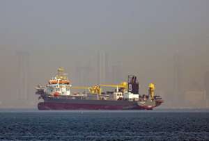 FOTO ARCHIVO. Un buque fondeado frente a la costa de Dub&aacute;i, Emiratos &Aacute;rabes Unidos, el 1 de marzo de 2026.