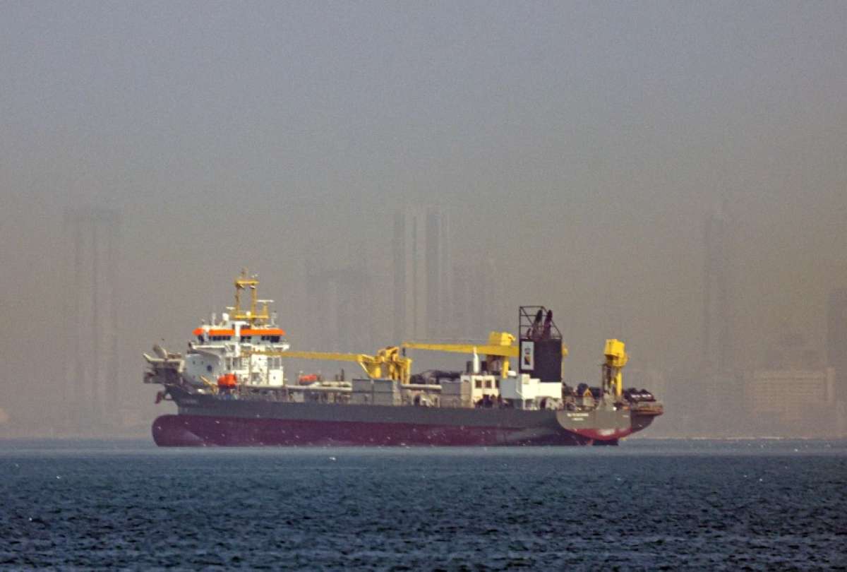 FOTO ARCHIVO. Un buque fondeado frente a la costa de Dub&aacute;i, Emiratos &Aacute;rabes Unidos, el 1 de marzo de 2026.