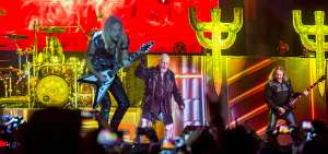 Los brit&aacute;nicos Judas Priest tocaron casi hasta las 23:00. El vocalista Rob Halford (c) cambi&oacute; de chaquetas y cubretodos al menos una decena de veces. 
