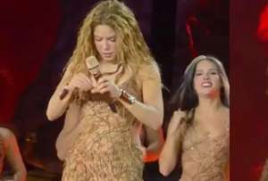 la cantante interrumpió brevemente el concierto tras lastimarse la mano en el escenario.