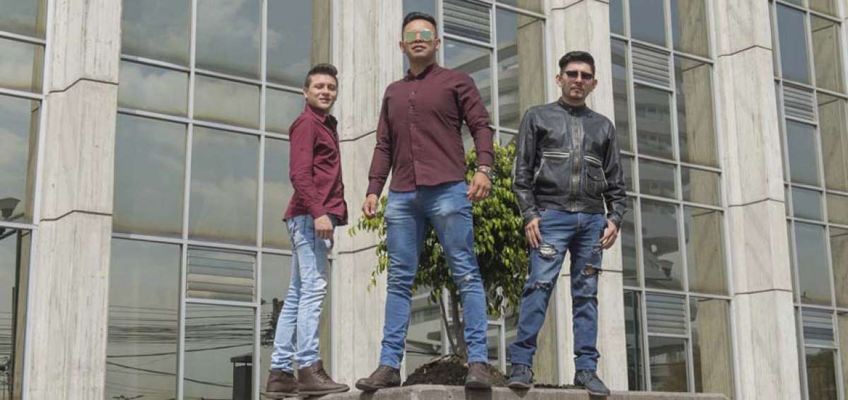   Desde la izquierda: Henry Cer&oacute;n (bajista), &Aacute;lex Guijarro (cantante) y Marcelo S&aacute;nchez (guitarrista), m&uacute;sicos de la banda capitalina.