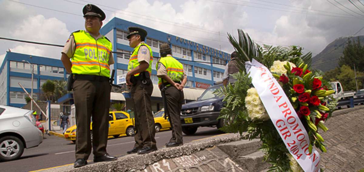 Los familiares de uniformados ca&iacute;dos en la revuelta policial rechazaron los carteles de &lsquo;luto&rsquo; de la oposici&oacute;n y los calificaron de incoherentes. Foto: MARIO EGAS / EL TEL&Eacute;GRAFO