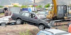 La chatarrizaci&oacute;n de carros es una medida policial para evitar que los ladrones puedan adquirir piezas. Foto: Karly Torres / El Tel&eacute;grafo
