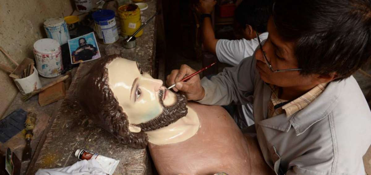 El artesano azuayo Jaime Jimbo elabora cruces, Cristos y otras im&aacute;genes que son enviadas al exterior.