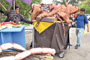 La preparaci&oacute;n de los arreglos para el tradicional desfile les tom&oacute; m&aacute;s de un mes a las universidades. Foto: Jos&eacute; Luis LLivisaca/ El Tel&eacute;grafo