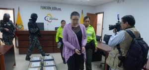 Mar&iacute;a Sol L. lleg&oacute; ayer a la audiencia de formulaci&oacute;n de cargos, bajo custodia de personal de la Polic&iacute;a Nacional.
