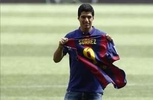  Luis Su&aacute;rez fue oficialmente presentado como nuevo jugador del Barcelona. Foto: AFP