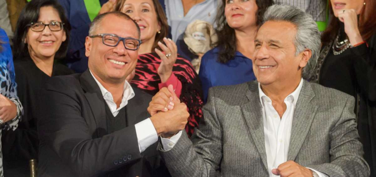 El presidente y vicepresidente electos de Ecuador, Len&iacute;n Moreno y Jorge Glas, estrechan sus manos tras conocer oficialmente los resultados del CNE.