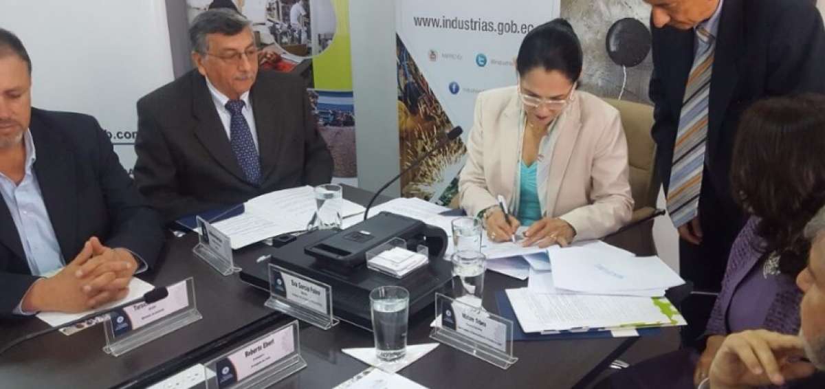 Eva Garc&iacute;a, ministra de Industrias y Productividad, durante la suscripci&oacute;n del acuerdo.