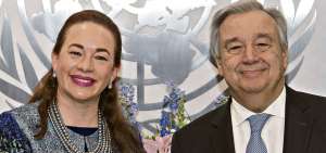 La canciller ecuatoriana, Mar&iacute;a Fernanda Espinosa, estrecha la mano del secretario general de la ONU, Ant&oacute;nio Guterres, luego de las reuniones que se realizaron el viernes en la ONU.
