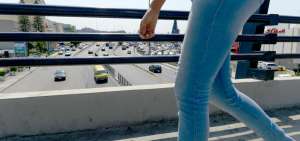 En el paso elevado de la av. Luis Plaza Da&ntilde;&iacute;n, las personas prefieren transitar por el centro para evitar caer por los bordes de la estructura.