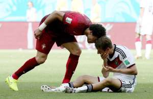 Pepe al momento de darle el cabezazo a Thomas M&uuml;ller, acci&oacute;n por la cual fue expulsado. Foto: AFP