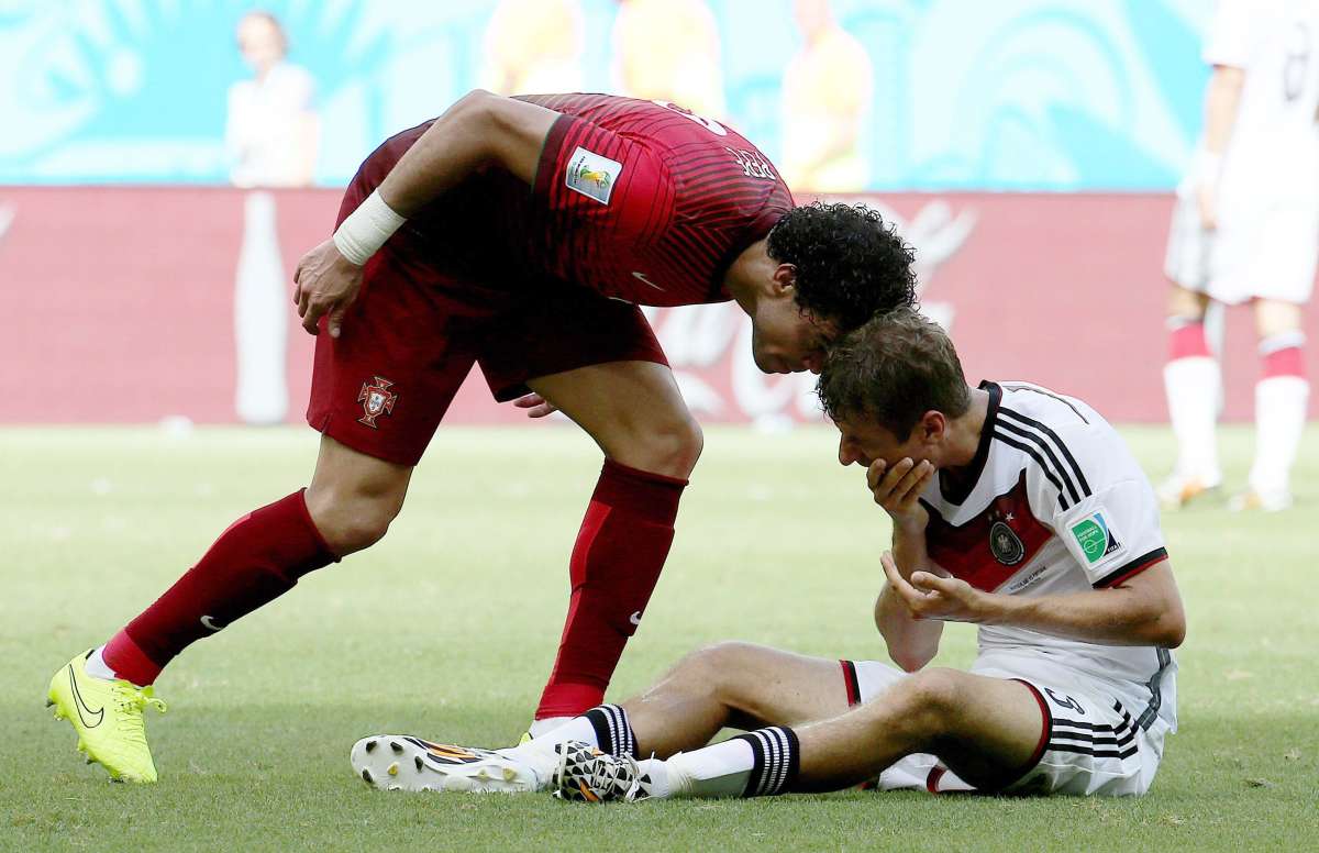 Pepe al momento de darle el cabezazo a Thomas M&uuml;ller, acci&oacute;n por la cual fue expulsado. Foto: AFP