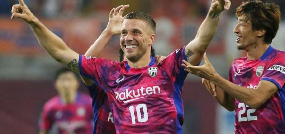 Podolski debuta en el campeonato japon&eacute;s con un doblete