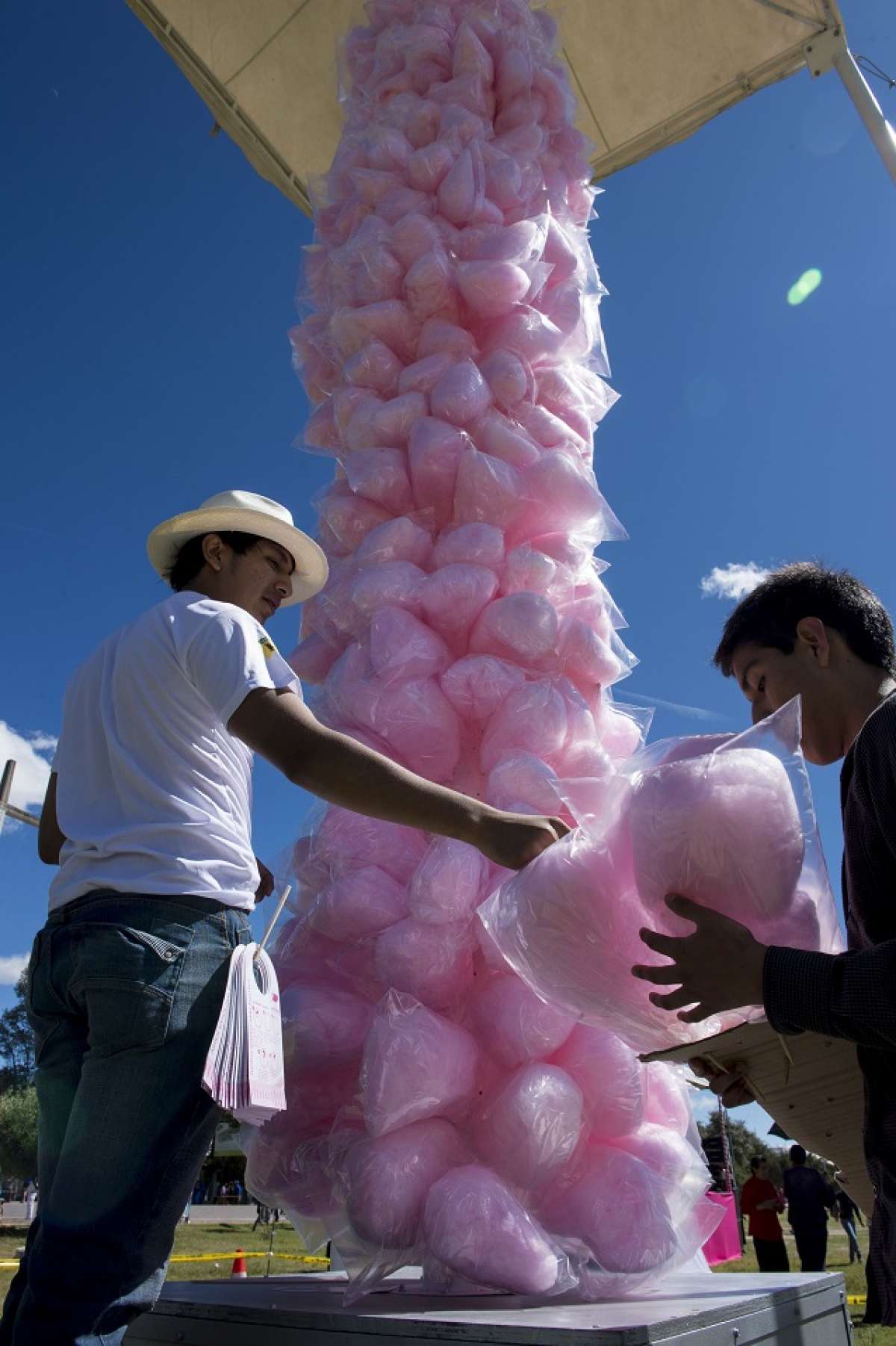 En La Cruz del Papa se realiz&oacute; hoy el algod&oacute;n de az&uacute;car m&aacute;s grande para apoyar a las mujeres con c&aacute;ncer. Foto: Andr&eacute;s Darquea/ EL TEL&Eacute;GRAFO