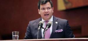 C&eacute;sar Litardo, presidente de la Asamblea Nacional, promueve la sanci&oacute;n contra los legisladores de RC.