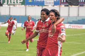 El volante paraguayo Enrique Vera (der.) festeja el gol que convirti&oacute; ayer de cabeza y que ayud&oacute; al triunfo de Liga de Quito sobre Mushuc Runa. Foto: API