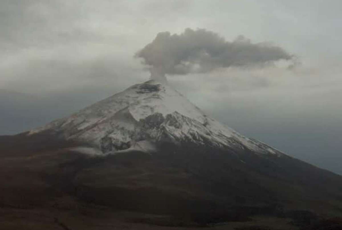 Volcán Cotopaxi emanó una nube de gases y ceniza