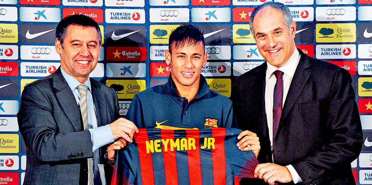 En 2013, durante su presentaci&oacute;n, Neymar (c) junto a Josep Mar&iacute;a Bartomeu (i) y Andony Zubizarreta (d). Foto: Internet