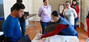 En la Galer&iacute;a Cafeter&iacute;a Muyu, en La Mariscal (Quito), se ofertan productos de emprendedores. Los anfitriones son 2 trabajadores con S&iacute;ndrome de Down.     