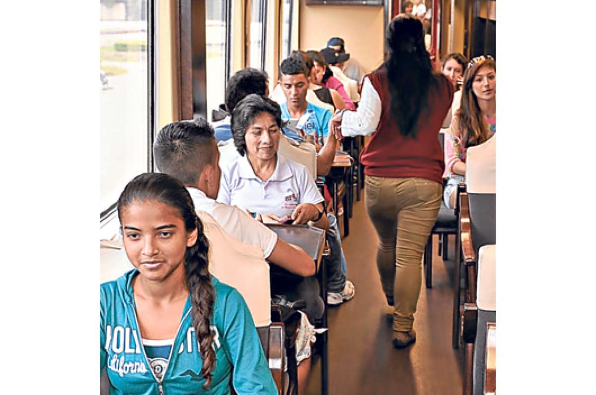100 abanderados ganaron un viaje a bordo del Tren Crucero