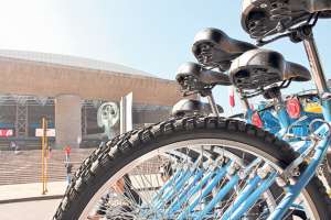 En esta ciudad nunca se contemplaron espacios adecuados y accesibles para estacionar las bicis. Foto: Regional norte