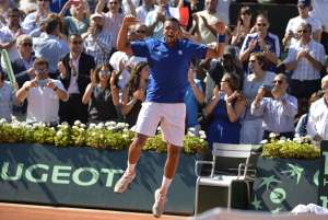 Jo-Wilfried Tsonga realiza su cl&aacute;sico festejo tras lograr el segundo punto para Francia este viernes. Foto: AFP