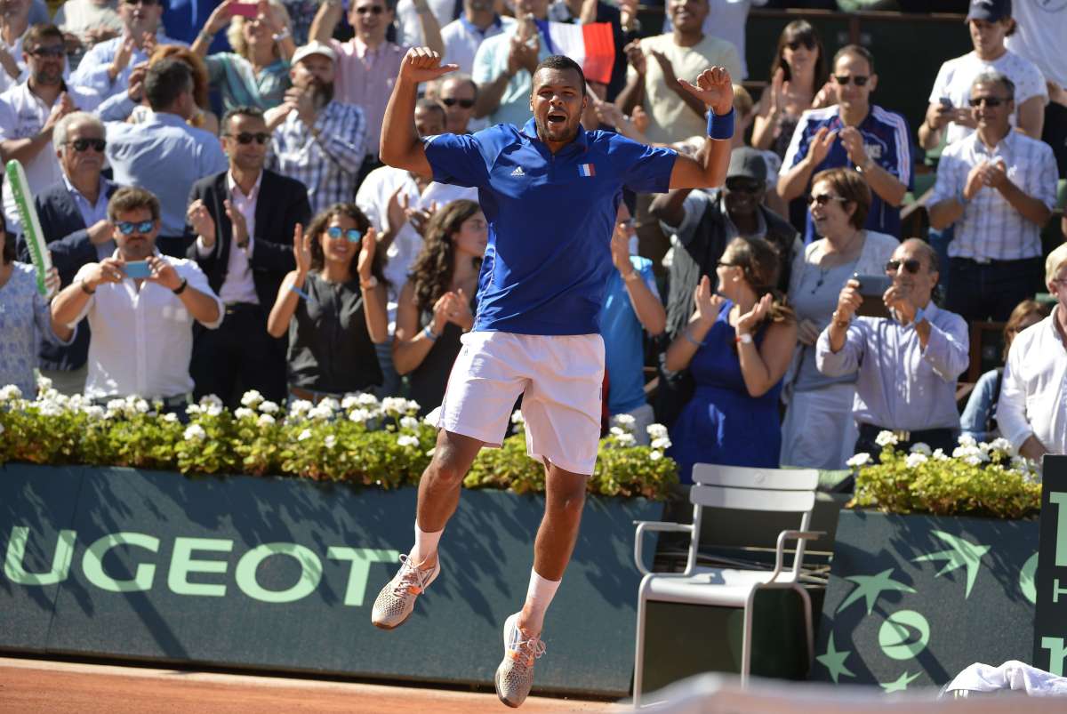 Jo-Wilfried Tsonga realiza su cl&aacute;sico festejo tras lograr el segundo punto para Francia este viernes. Foto: AFP