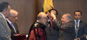 El doctor Galo Garc&iacute;a Feraud, en representaci&oacute;n de la UEES, le impone la condecoraci&oacute;n al titular del CPCCST, Julio C&eacute;sar Trujillo.