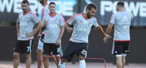 El mediocampista Leonardo Ponzio trabaja junto con sus compa&ntilde;eros y podr&iacute;a ser titular ma&ntilde;ana frente a Emelec.