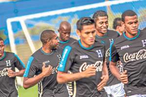 Los jugadores de Honduras tienen fe en que Francia supere a Ecuador y ellos entren si golean a Suiza. Foto: EFE.