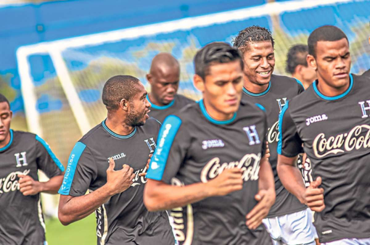 Los jugadores de Honduras tienen fe en que Francia supere a Ecuador y ellos entren si golean a Suiza. Foto: EFE.