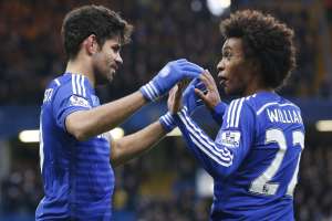 Diego Costa (i.) y William celebran el segundo gol del Chelsea anotado por el delantero hispano-brasile&ntilde;o. Foto: AFP