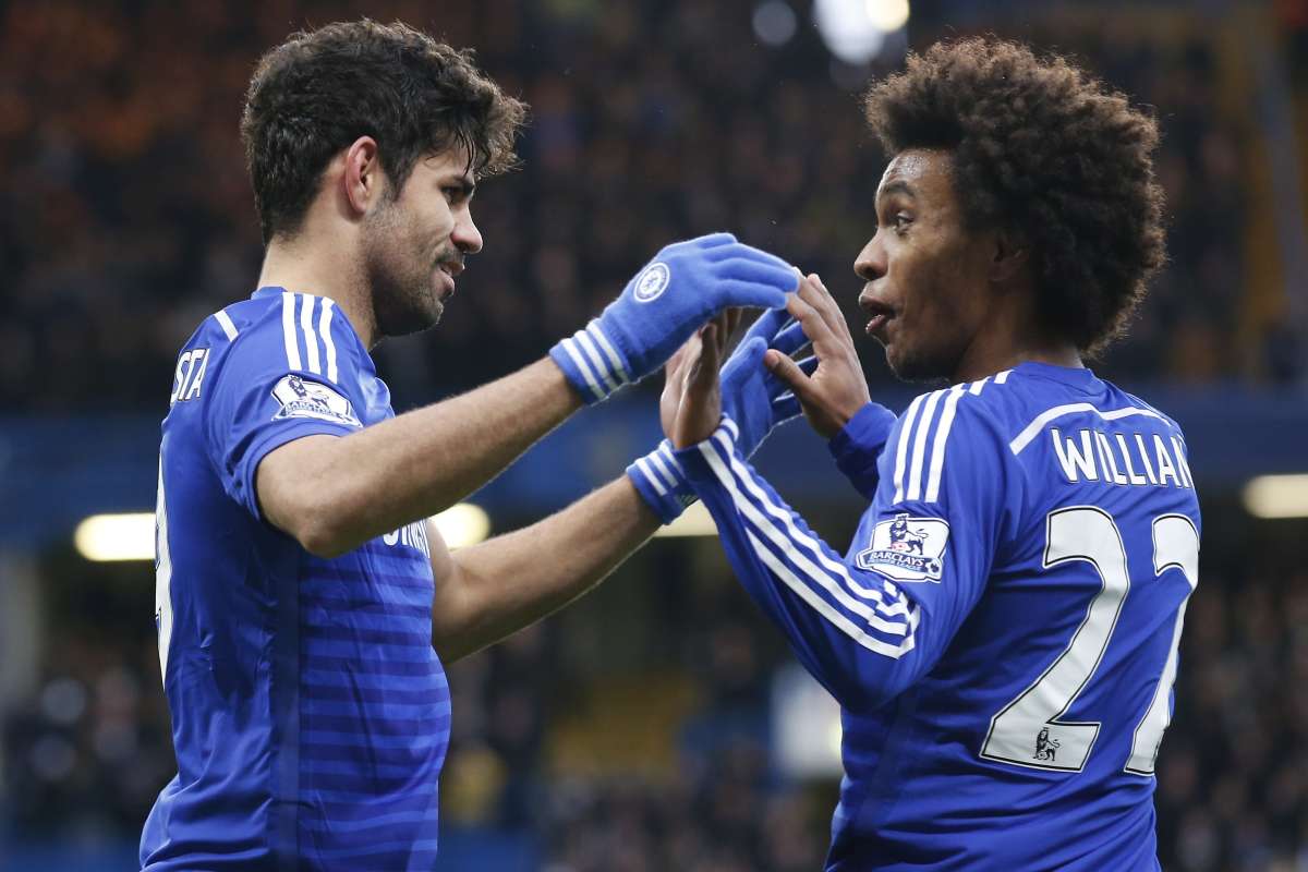 Diego Costa (i.) y William celebran el segundo gol del Chelsea anotado por el delantero hispano-brasile&ntilde;o. Foto: AFP