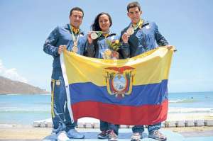 Santiago Enderica (i), Samantha Ar&eacute;valo y Esteban Enderica ganaron oro en aguas abiertas. Foto: Cortes&iacute;a del Ministerio del Deporte.