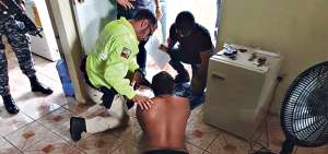 Tres ecuatorianos y tres ciudadanos indios fueron capturados por agentes de la Unidad Antisecuestros y Extorsi&oacute;n (Unase), adjunta a la Dinased. 