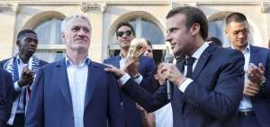 &rarr;El presidente franc&eacute;s Emmanuel Macron recibi&oacute; a la selecci&oacute;n tras ganar el t&iacute;tulo mundial. Didier Deschamps represent&oacute; al equipo.