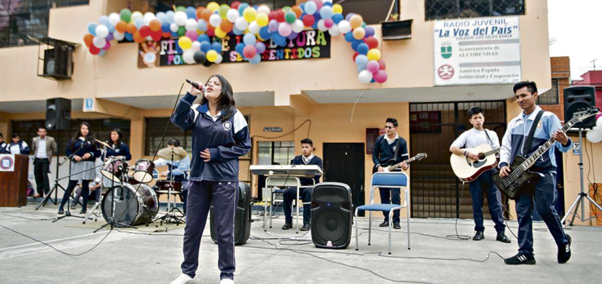 Los grupos de m&uacute;sica y de danza amenizaron el encuentro cultural en la instituci&oacute;n capitalina. Tambi&eacute;n hubo mimos y representaciones teatrales. 