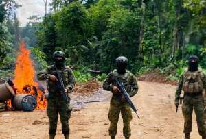 Militares destruyeron campamentos y equipos usados para miner&iacute;a ilegal en Sucumb&iacute;os.
