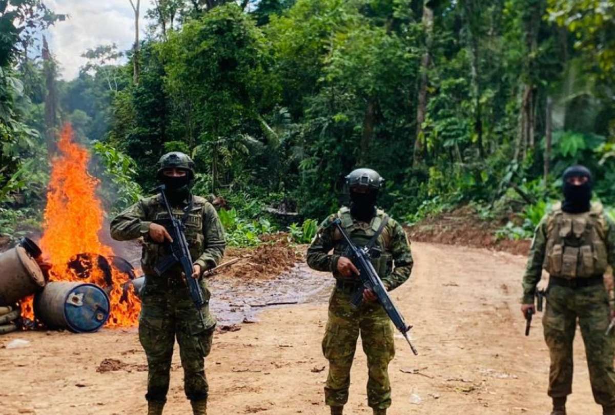 Militares destruyeron campamentos y equipos usados para miner&iacute;a ilegal en Sucumb&iacute;os.