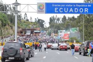  Docentes colombianos bloquearon Rumichaca en demanda de peticiones