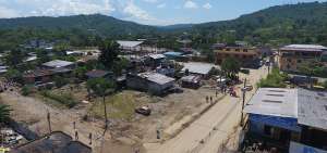 Elementos de la Brigada Selva 17 y la ciudadan&iacute;a colaboraron en la limpieza de calles, casas particulares e instituciones afectadas por las crecidas de los r&iacute;os.