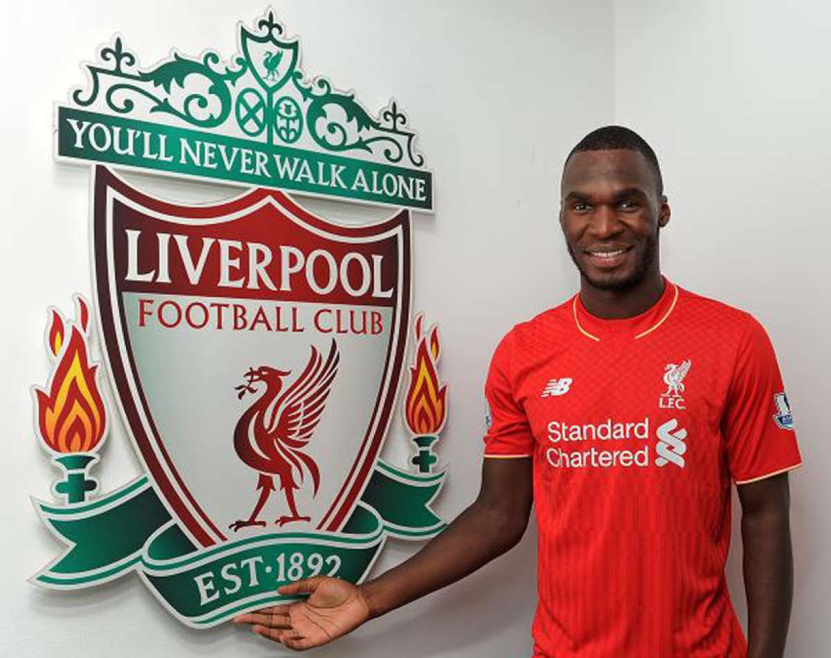 Liverpool oficializa el fichaje de Benteke