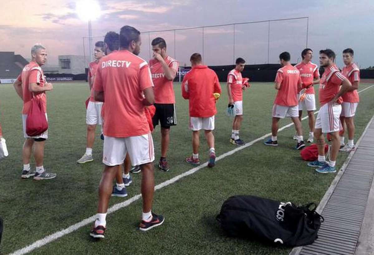 Estudiantes entren&oacute; en el Chucho Ben&iacute;tez