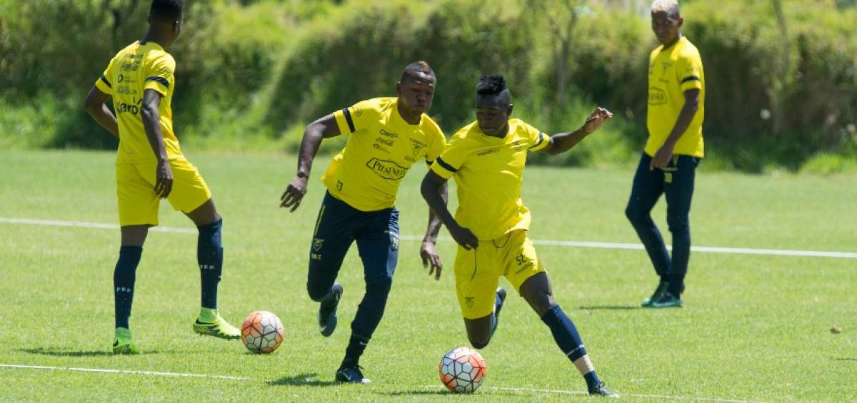 Los seleccionados juveniles practicaron ayer en Riobamba, en el complejo del Centro Deportivo Olmedo. 