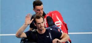 Andy Murray arroja su raqueta durante el juego con Roberto Bautista; el brit&aacute;nico se vio frustrado por el resultado.